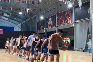 好久不见了！易建联出席某篮球活动，这身材保持得真好！